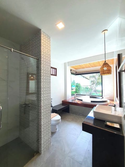 Suite with SPA Bath | Bathroom | Separate tub and shower, jetted tub, rainfall showerhead