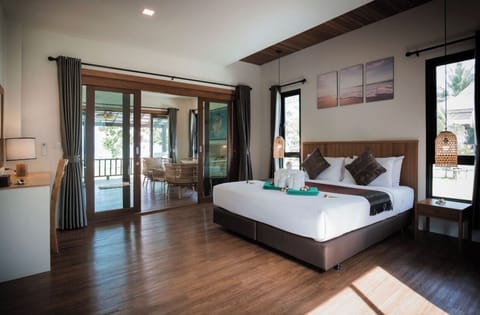 Suite with SPA Bath | In-room safe, desk, blackout drapes, free WiFi