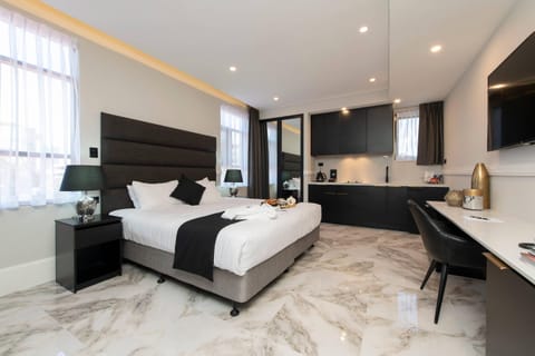 Premium Room, 1 King Bed (Spa Bath) | Premium bedding, minibar, in-room safe, desk