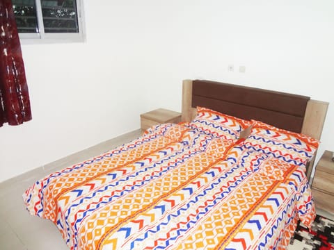 Comfort Duplex, 1 Queen Bed, Non Smoking | 1 bedroom, WiFi (free), bed sheets
