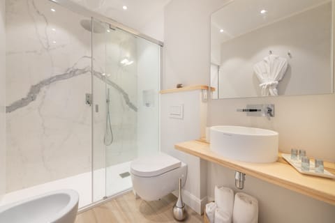 Superior Suite, Balcony, Canal View | Bathroom | Shower, hair dryer, bidet, towels