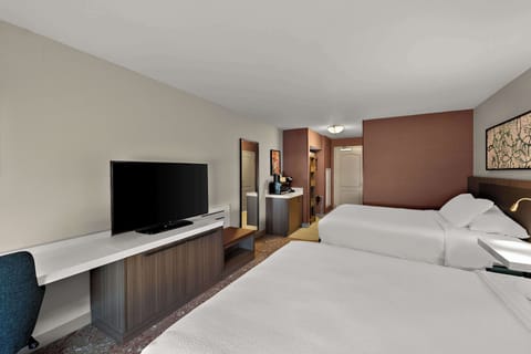 Room | Hypo-allergenic bedding, desk, laptop workspace, iron/ironing board