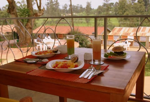 2 restaurants; breakfast, lunch, dinner, and brunch served