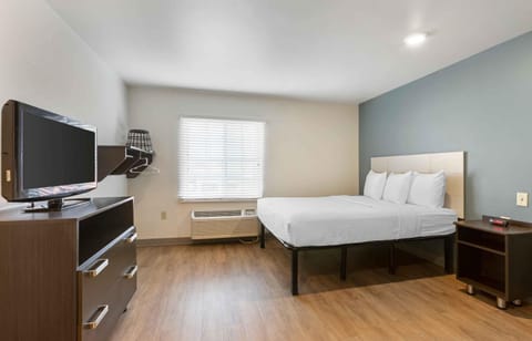 Desk, laptop workspace, free WiFi, bed sheets