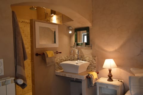 Family Room, Connecting Rooms (Rustrel) | Bathroom shower