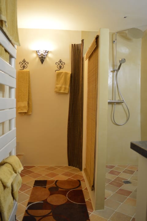 Double Room, 1 Queen Bed (Simiane) | Bathroom shower