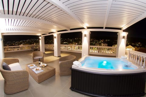 Master Suite with Outdoor Jetted Tub and Panoramic Sea view | Room amenity