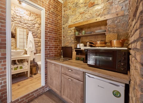 Deluxe Residence | Private kitchenette | Fridge, stovetop, espresso maker, coffee/tea maker