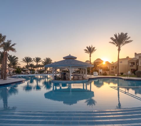 5 outdoor pools, pool umbrellas, sun loungers
