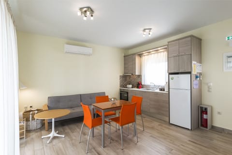 Fridge, coffee/tea maker