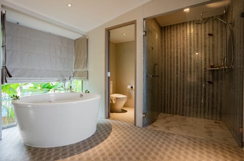 Deluxe Beach Front Bungalow | Deep soaking bathtub