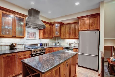 Gourmet and fully-equipped open kitchen