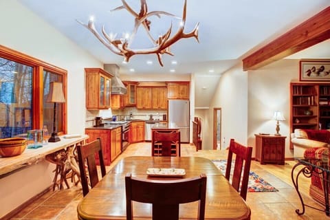 Dining room table comfortably seats 6 