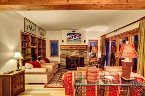 Living Room – plenty of comfortable seating, large flatscreen TV and fireplace.  The perfect place to unwind with friends/ family after a day on the slopes!