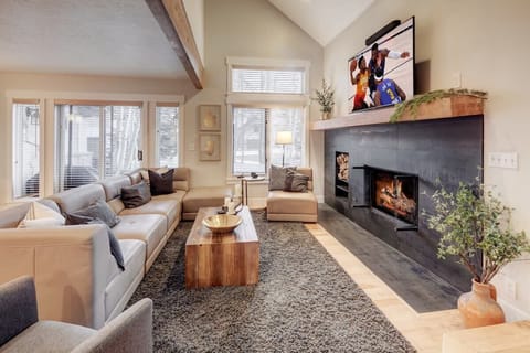 Living Room: Fireplace, plush seating, and stunning mountain views!