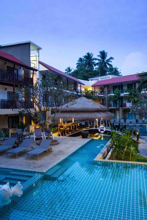 Outdoor pool, sun loungers