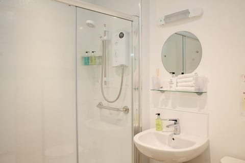 Family Room, Ensuite | Bathroom | Shower, towels