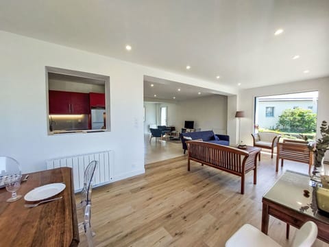 Table, Furniture, Plant, Wood, Houseplant, Interior Design, Flooring, Living Room, Chair, Floor