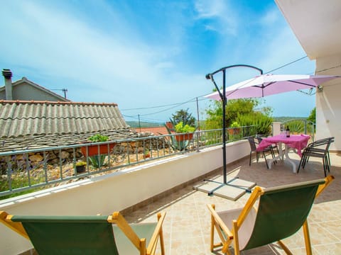 Cloud, Sky, Daytime, Building, Chair, Urban Design, Shade, House, Leisure