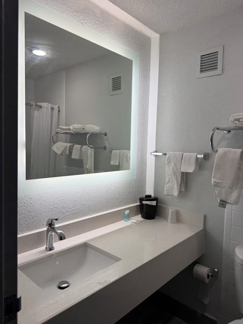 Room, 1 King Bed, Mobility Accessible, Non Smoking | Bathroom | Combined shower/tub, hair dryer, towels