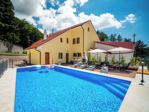 Cloud, Sky, Water, Plant, Building, Property, Swimming Pool, Blue, Tree, Azure