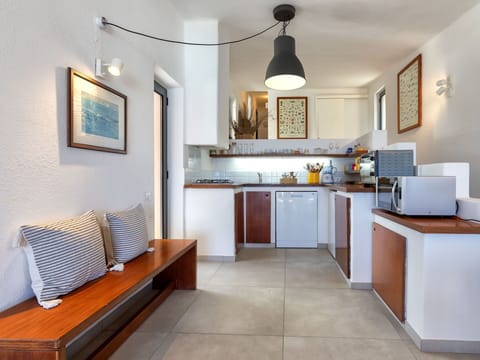 Furniture, Kitchen, Interior Design, Kitchen Appliance, Major Appliance, Flooring, Wood, Countertop, Home Appliance, Ceiling