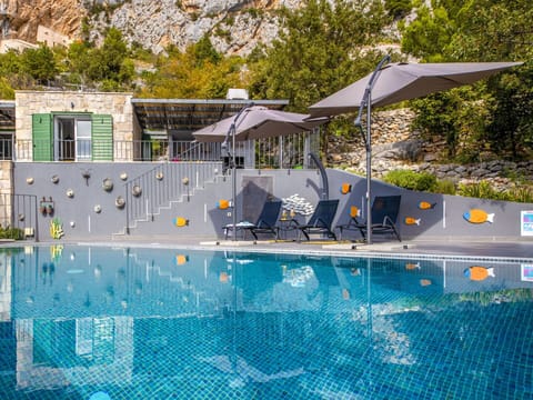 Water, Swimming Pool, Building, Tree, Plant, Body Of Water, Leisure, Shade, Urban Design, Real Estate