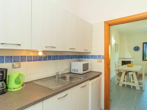 Cabinetry, Kitchen Sink, Property, Sink, Countertop, Building, Picture Frame, Kitchen Stove, Tap, Kitchen Appliance