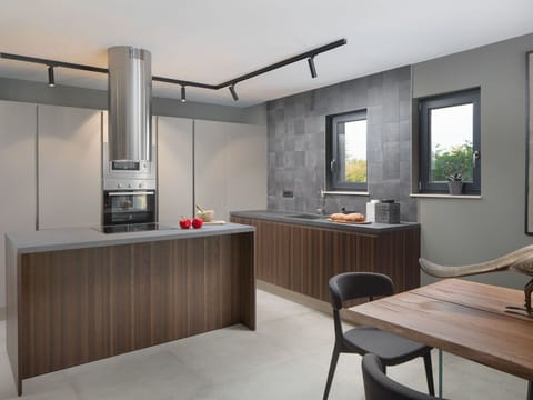 Room, Furniture, Interior Design, Property, Building, Countertop, Kitchen, House, Cabinetry, Ceiling