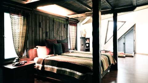 Lakeside Black Double Room | Desk, WiFi (free), individually decorated, individually furnished