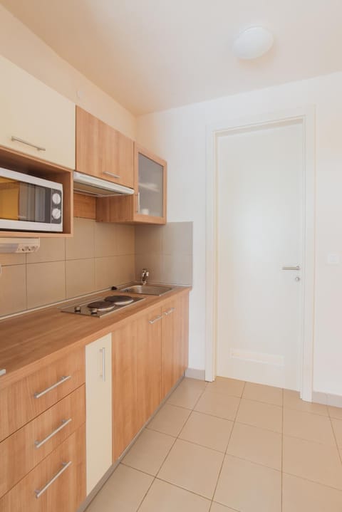 Fridge, microwave, stovetop, cookware/dishes/utensils