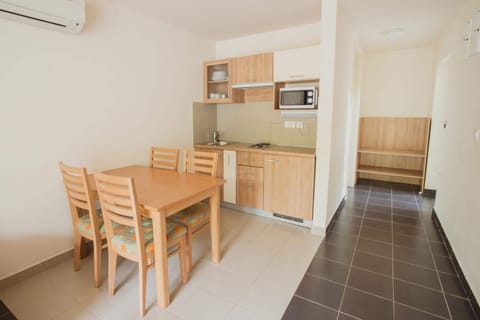 Fridge, microwave, stovetop, cookware/dishes/utensils