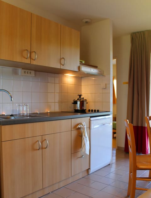Chalet, 2 Bedrooms (4 Pers) | Private kitchen | Fridge, oven, stovetop, dishwasher