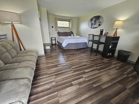 Economy Single Room, 1 Queen Bed | Individually decorated, individually furnished, iron/ironing board