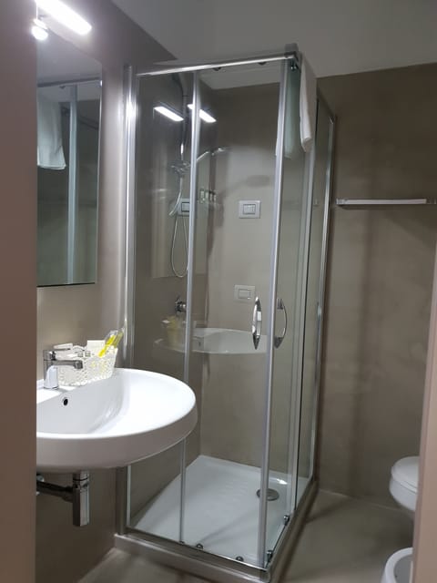 Shower, rainfall showerhead, free toiletries, hair dryer