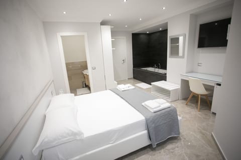 Suite, Jetted Tub | In-room safe, desk, free WiFi, bed sheets