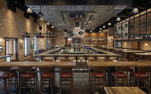 8 restaurants; breakfast, lunch, and dinner served