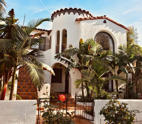 Casa de las Palmas. Restored to former 1930 Spanish charm. Beach 1/2 block away.