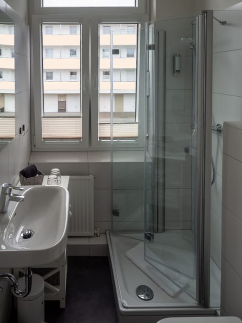 Deluxe Double Room | Bathroom | Shower, free toiletries, hair dryer, towels