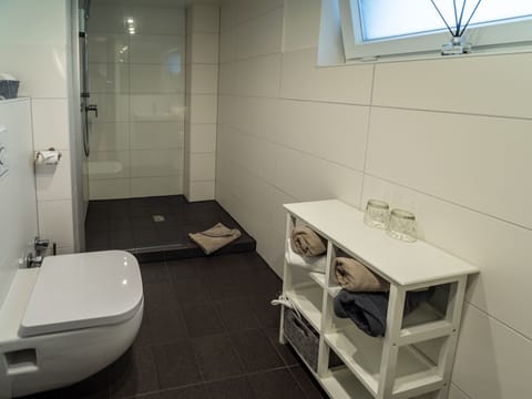 Double Room | Bathroom | Shower, free toiletries, hair dryer, towels