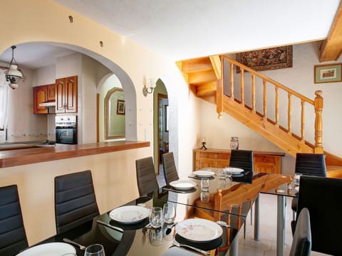 Room, Interior Design, Building, Property, Ceiling, Furniture, House, Table, Real Estate, Architecture