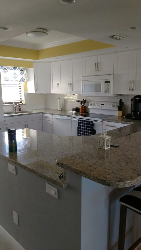 SPACIOUS KITCHEN W/GRANITE COUNTER TOPS
