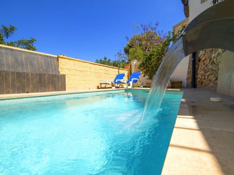 Water, Sky, Swimming Pool, Building, Shade, Leisure, Composite Material, Recreation, Plant, Fun