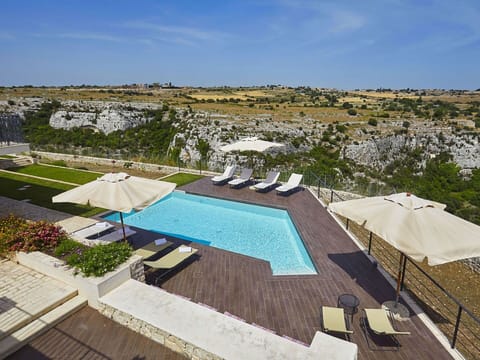 Property, Swimming Pool, House, Architecture, Real Estate, Residential Area, Roof, Building, Vacation, Home