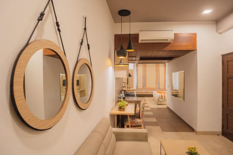 Suite Room | Premium bedding, in-room safe, desk, laptop workspace