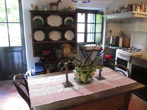 Please deposit cleaning fee of 50 € on the kitchen table