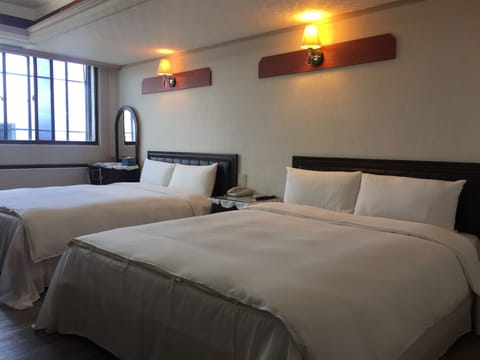 Standard Twin Room | Desk, blackout drapes, free WiFi, bed sheets