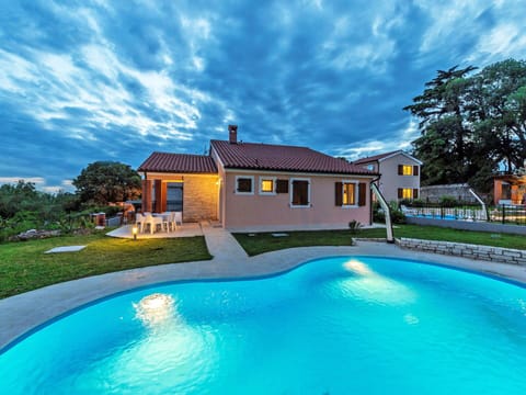 Garden, Lawn, Landscaping, Estate, Eco Hotel, Backyard, Swimming Pool, Yard, Resort, Shade