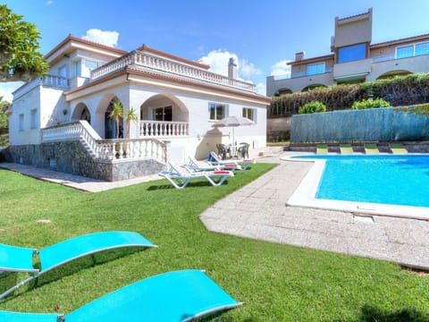 Property, House, Building, Real Estate, Grass, Villa, Home, Mansion, Swimming Pool, Estate