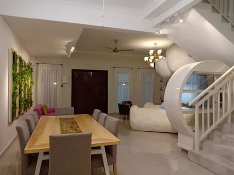 BB Villas, 7 Bedrooms | In-room dining